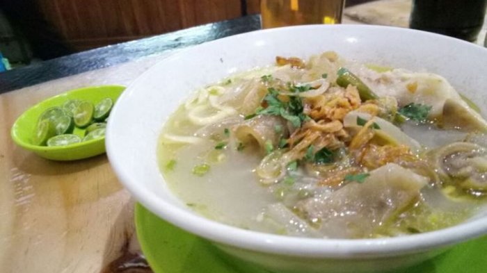 Mih Kocok? Mang Dadeng, tempat makan mie kocok di Jalan Banteng (KH.Ahmad Dahlan) No. 67 ini memiliki ciri khas di bumbu spesial yang merupakan rahasia keluarga. Ada 27 bumbu rempah yang digunakan.