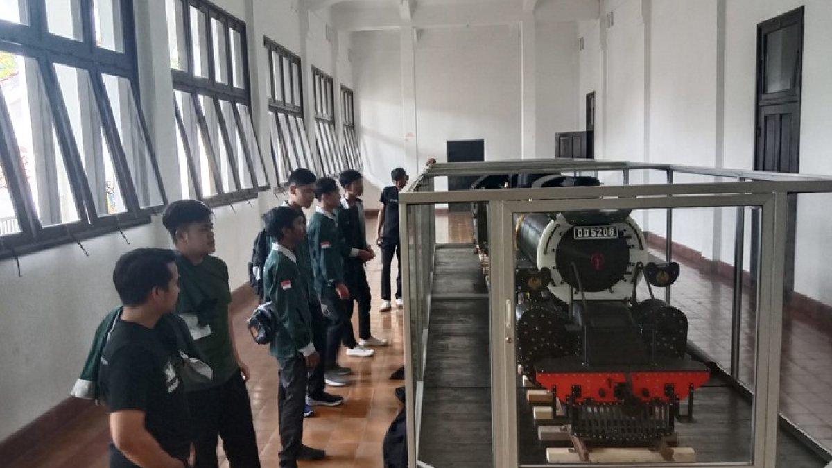 Museum Lawang Sewu menghadirkan miniatur lokomotif terbesar se-Indonesia berbentuk Lokomotif uap DD52 dengan ukuran dimensi panjang 580 cm, lebar 68 cm dan tinggi 90 cm serta total bobot 200 kg.