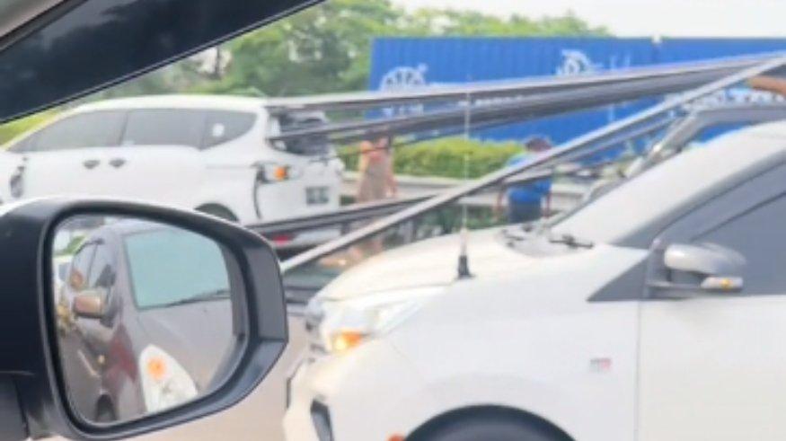 Viral mobil tertusuk besi dari belakang hingga tembus melalui kaca belakang.