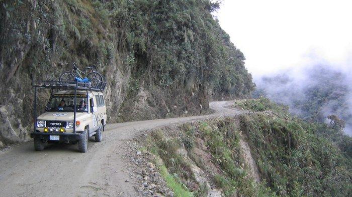 Mobil yang melintasi North Yungas Road, satu jalan paling berbahaya di dunia