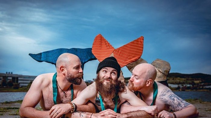 Konyol sih Keren! Bukan Cewek Seksi, Model Kalender Ini Malah Pria