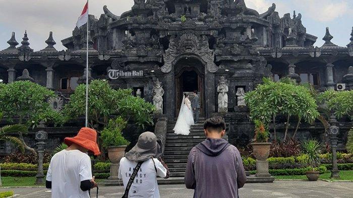 Wisatawan berkunjung di Monumen Bajra Sandhi, Denpasar, Bali.
