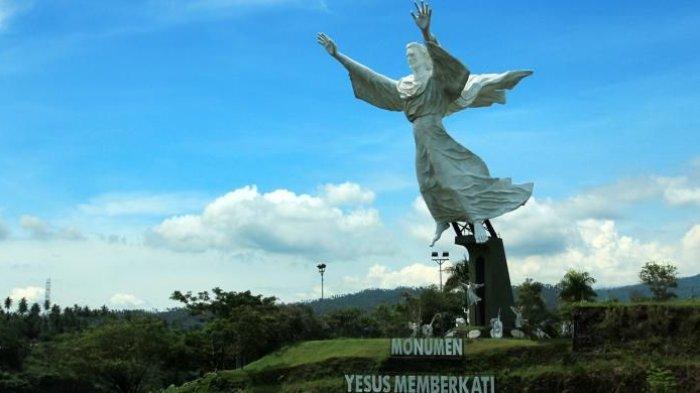 Monumen Yesus Memberkati di komplek Perumaha Citra Land, menjadi satu ikon wisata di Manado, Sulawesi Utara.