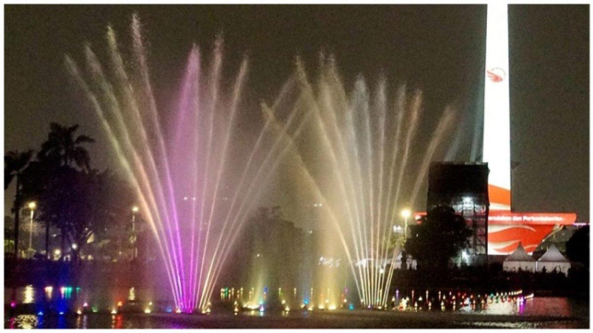 Pertunjukan air mancur menari dan video mapping di Monas saat long weekend.