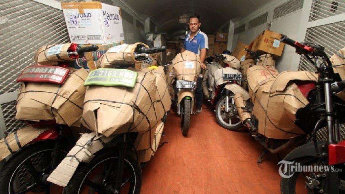 Petugas merapikan motor milik pemudik saat pelepasan keberangkatan mudik gratis pengguna sepeda motor menggunakan Kereta Brantas tujuan Pasar Senen-Kediri di Stasiun Pasar Senen Jakarta, Rabu (29/6/2016).
