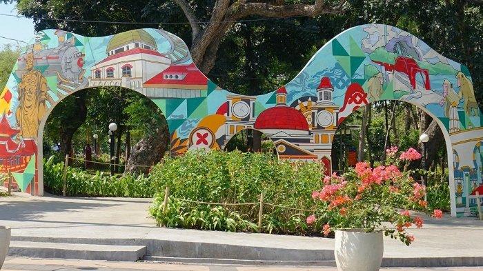 Mural cantik penuh warna di Taman Indonesia Kaya Kecamatan Semarang Selatan, Kota Semarang, Jawa Tengah.