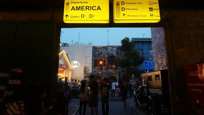 Suasana saat malam hari di Museum Angkut, Kota Batu, Jawa Timur, Senin (2/7/2018).