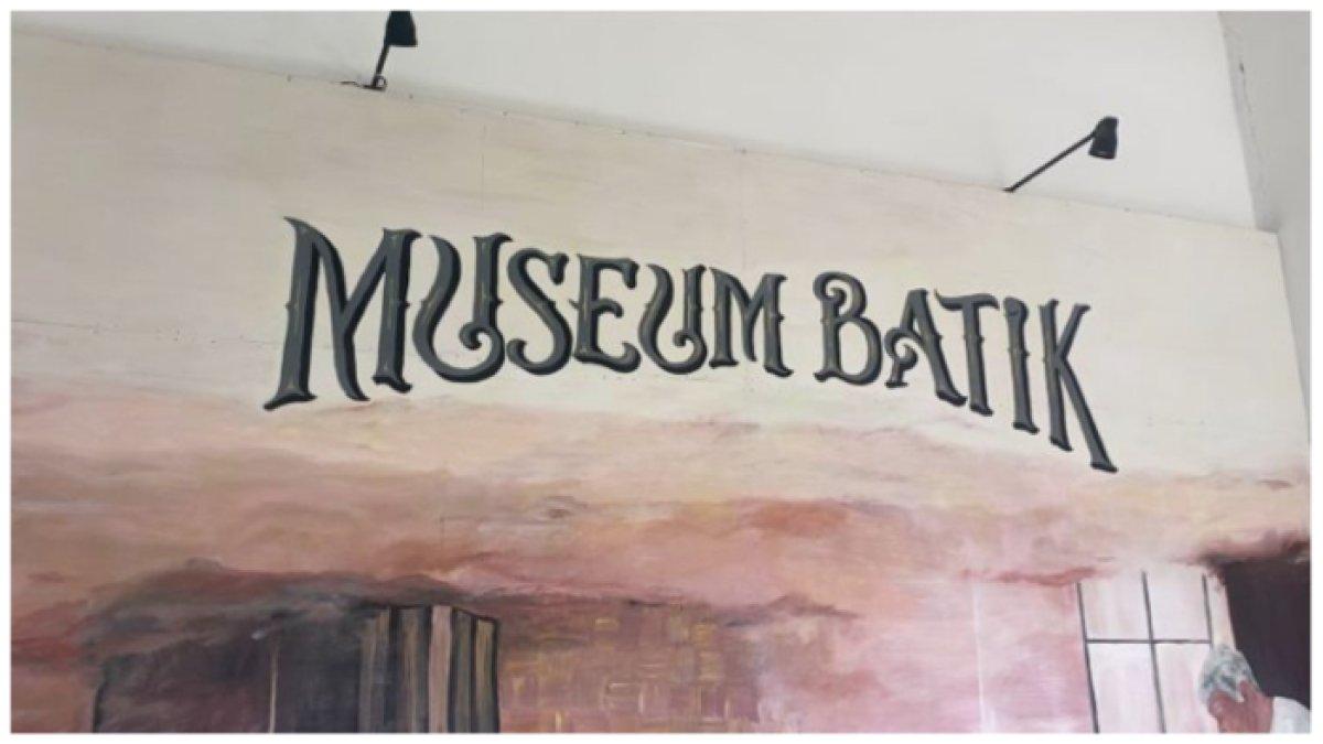Fasilitas yang dimiliki Museum Batik Pekalongan berupa, ruang koleksi batik, ruang perpustakaan kedai batik, ruang pertemuan, ruang workshop batik, dan ruang konsultasi atau pelayanan hak kekayaan intelektual (HKI), Jum'at (21/10/2022).