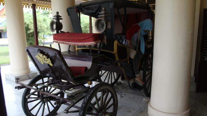 Berbagai barang peninggalan sejarah Siak dipajang di Balairung Sri, Museum Budaya dan Sejarah Siak. Museum tersebut dapat dijadikan alternatif berwisata di Kabupaten Siak selain Istana Siak.
