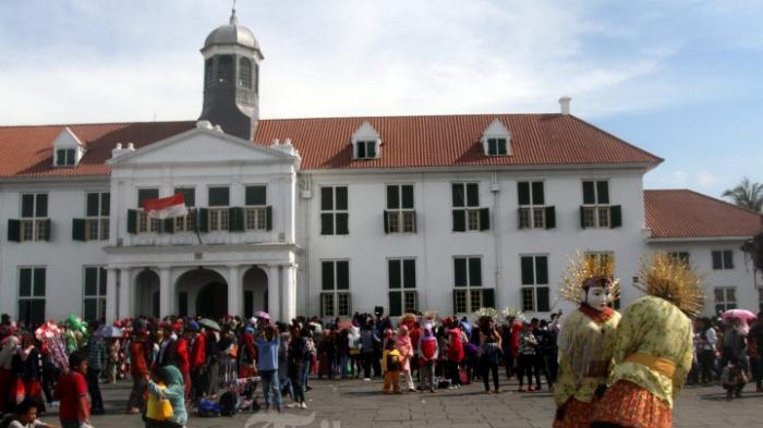 Suasana liburan akhir tahun di Museum Fatahillah, Kotatua, Jakarta Barat, Minggu (26/12/2015). Berbagai aktraksi menghibur ratusan orang yang liburan di akhir tahun.