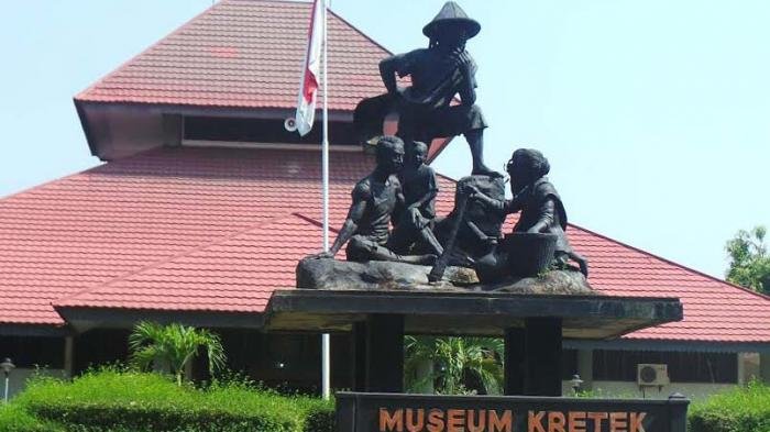 Museum Kretek Kudus menempati lahan seluas 2,5 hektar di Kecamatan Jati, Kabupaten Kudus.
