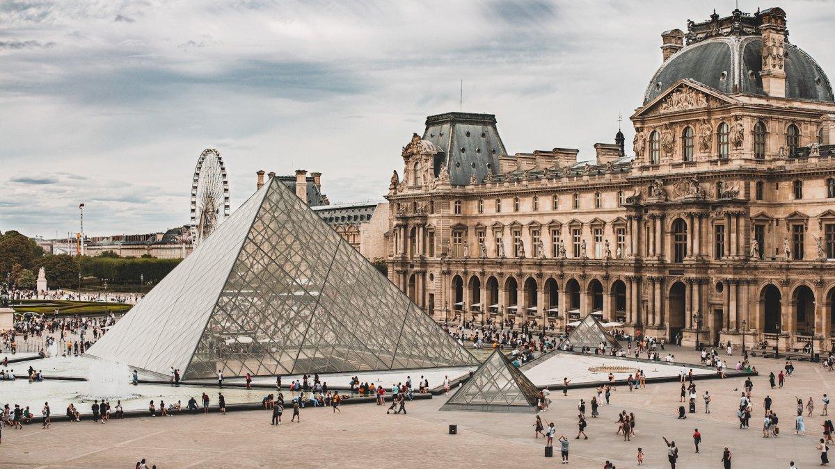Museum Louvre merupakan tempat populer di Paris, Prancis.