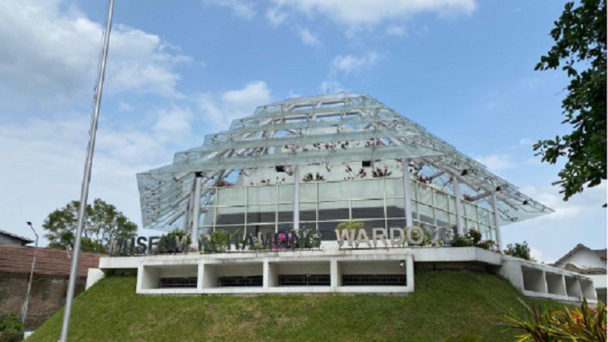 Museum R Hamong Wardoyo di Boyolali, Jawa Tengah. Museum ini memiliki struktur bangunan yang unik seperti Museum Louvre di Paris, Prancis.