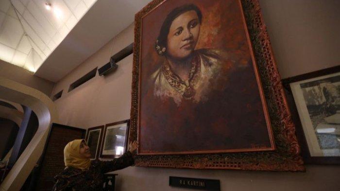 Pengunjung mengamati benda peninggalan RA Kartini di Museum Kartini Jepara, Jawa Tengah.