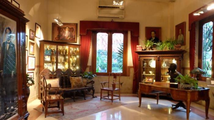 Barang-barang memorabilia keluarga Sampoerna di House of Sampoerna.