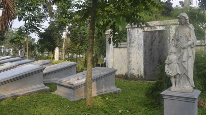Monumen peringatan peristiwa pecah kulit di Museum Taman Prasasti Jakarta.