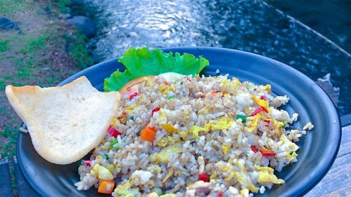 Sajian nasi goreng seafood di New Rivermoon.