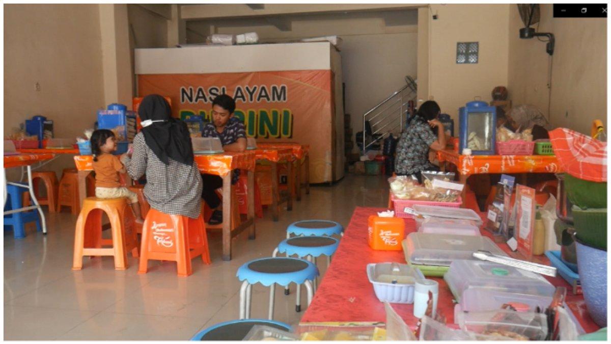 Tempat makan enak Nasi Ayam Bu Pini di Kota Semarang, sediakan banyak meja dan kursi untuk pengunjung yang datang.
