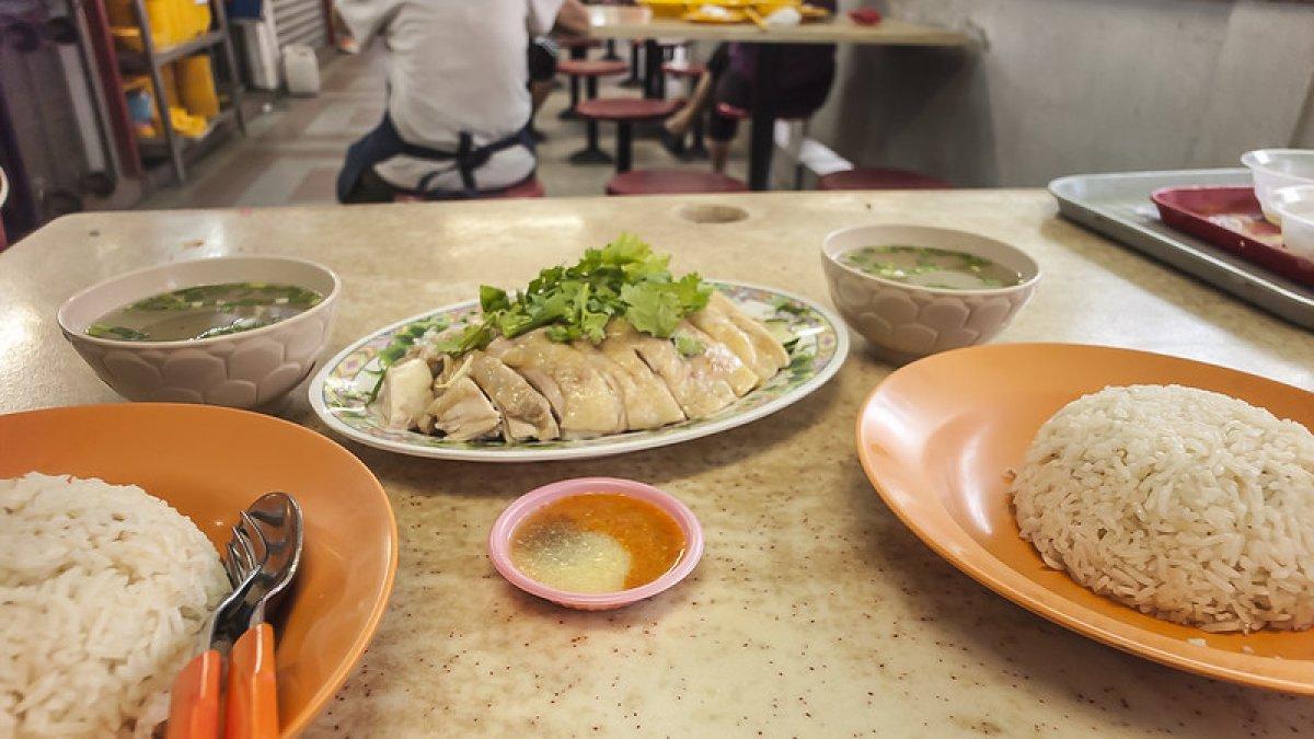 Nasi Ayam Hainan, satu makanan enak di Singapura buat makan siang.