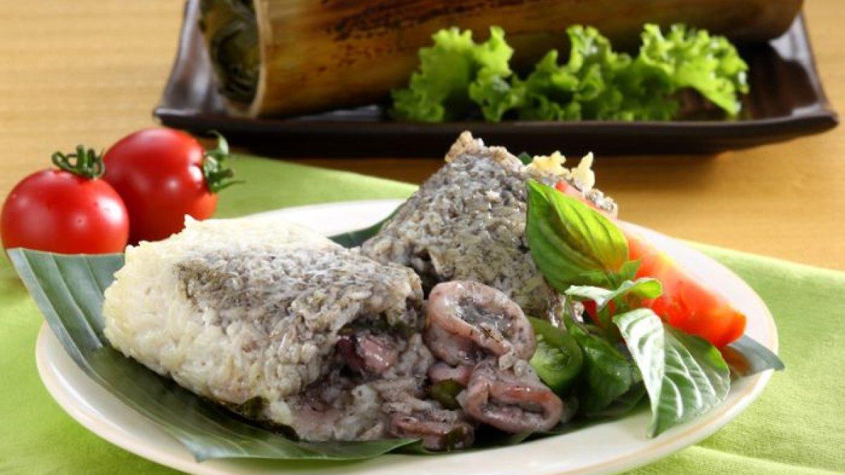 Nasi bakar cumi hitam.