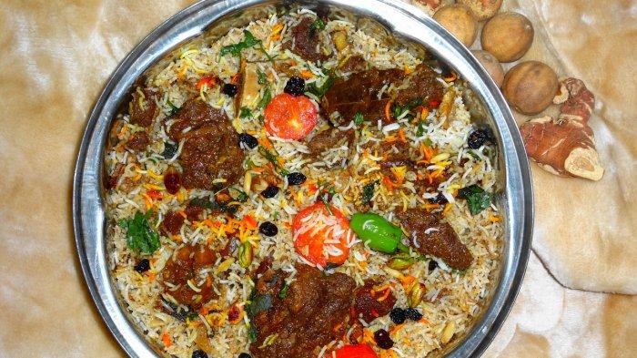 Nasi biryani, satu makanan enak di Singapura buat makan siang.