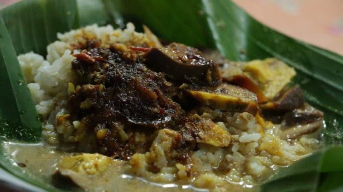 Nasi gandul untuk makan malam enak.