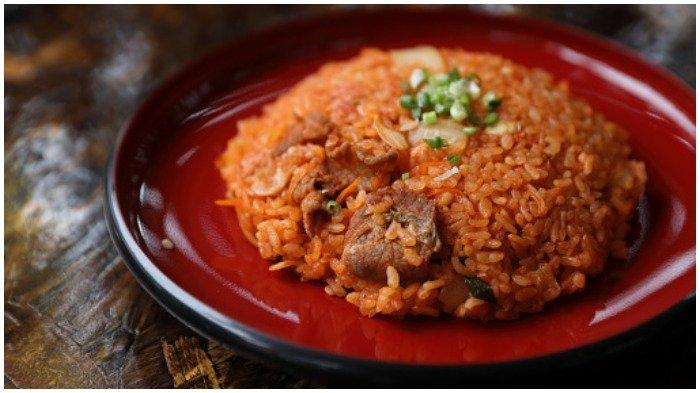 Ilustrasi nasi goreng babat untuk menu makan malam enak.