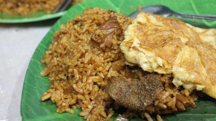 Ilustrasi hidangan nasi goreng babat untuk menu makan malam enak.
