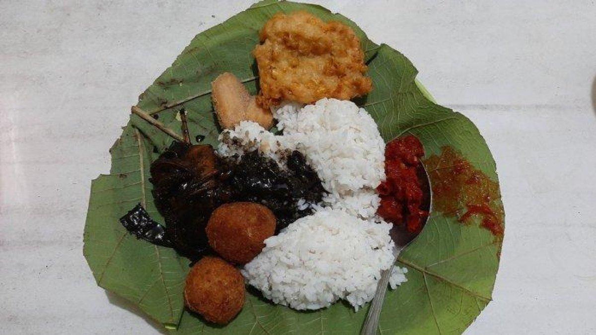 Seporsi nasi Jamblang yang dapat disantap di Nasi Jamblang Ibu Nur, Jalan Cangkring, Kota Cirebon, Selasa (19/10/2021) malam.