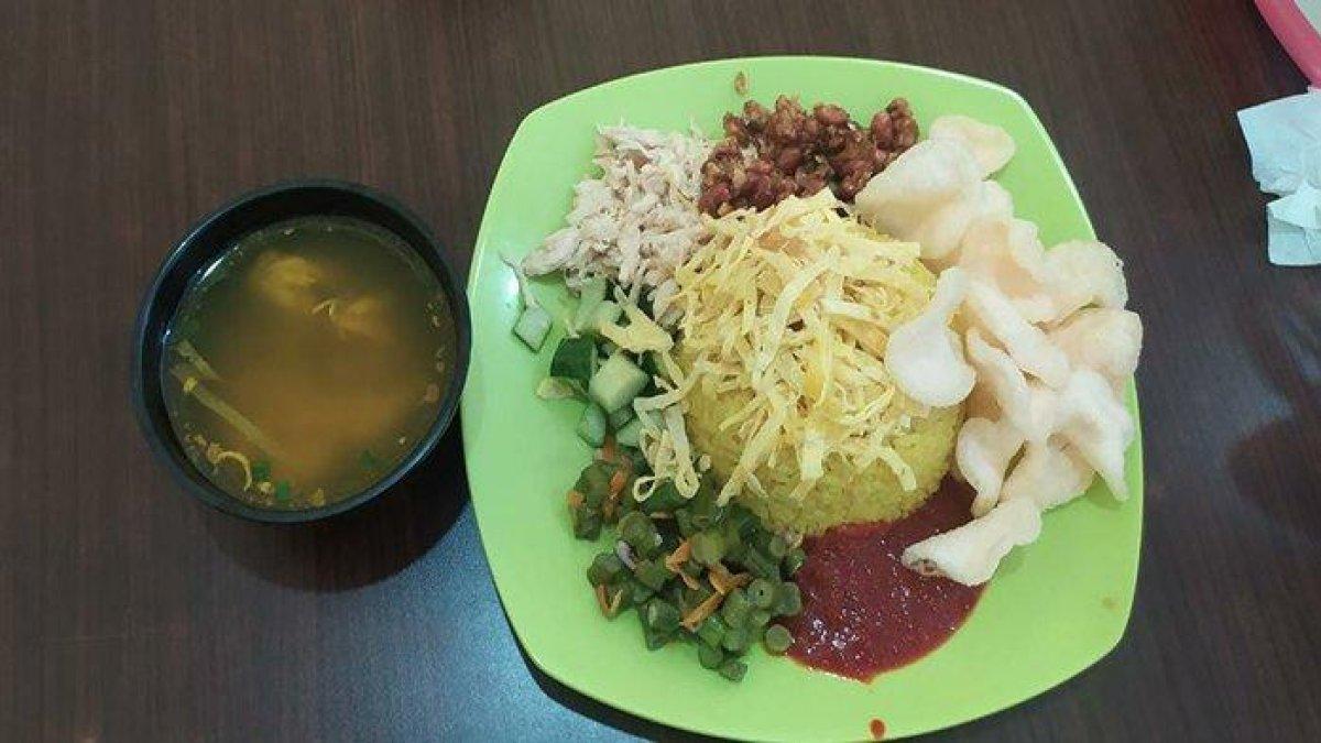Nasi Kuning Kuah Aso, tempat sarapan enak di Pontianak yang unik dan ikonik.