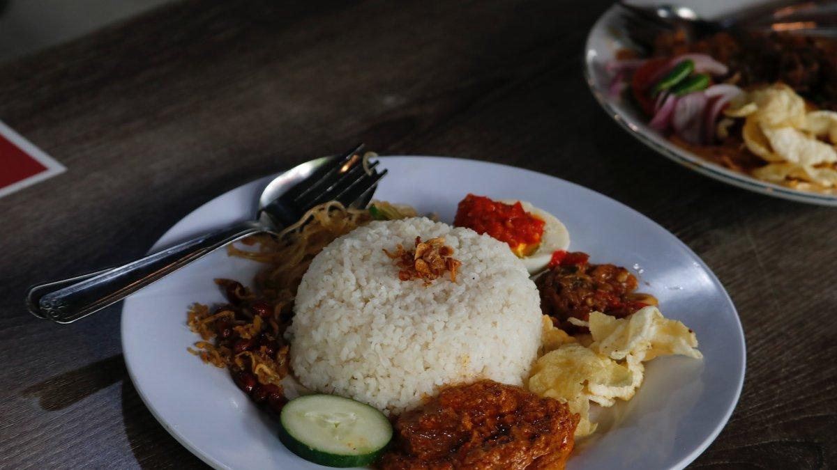 Nasi Lemak, satu makanan enak di Singapura buat makan siang.