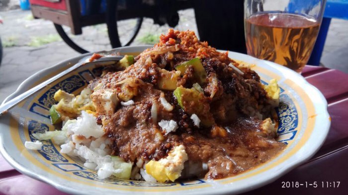 Nasi Lengko Khas Cirebon yang nikmat.