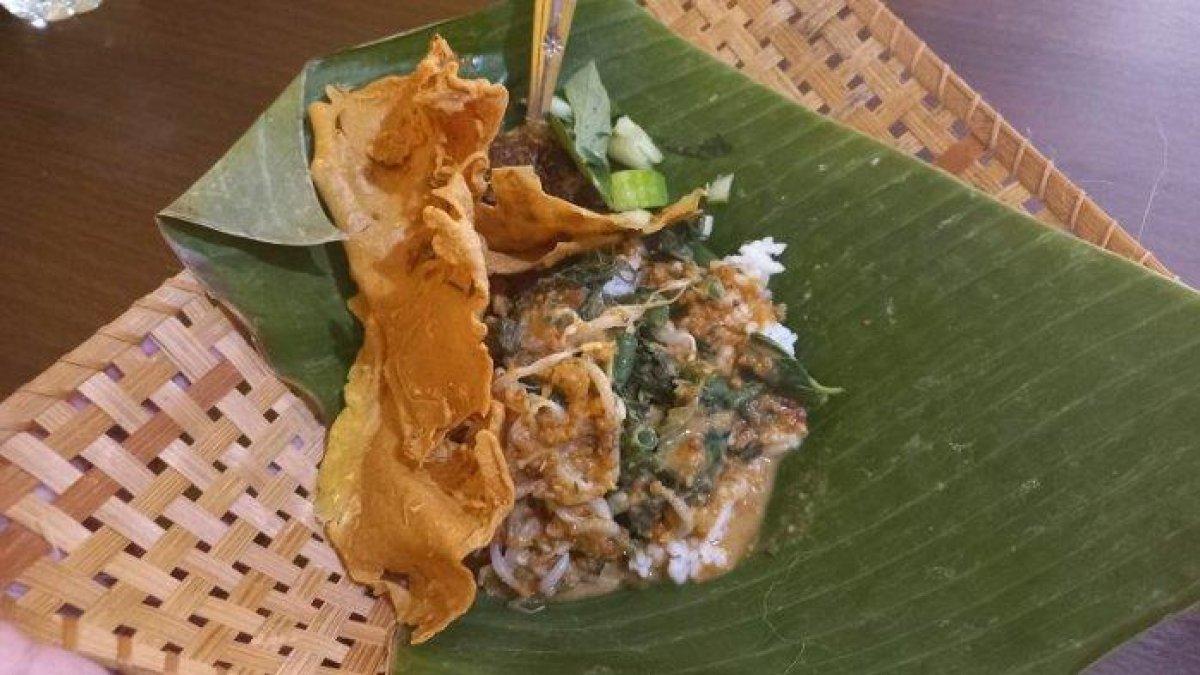 Ilustrasi nasi pecel di Solo buat sarapan yang enak dan mengenyangkan.