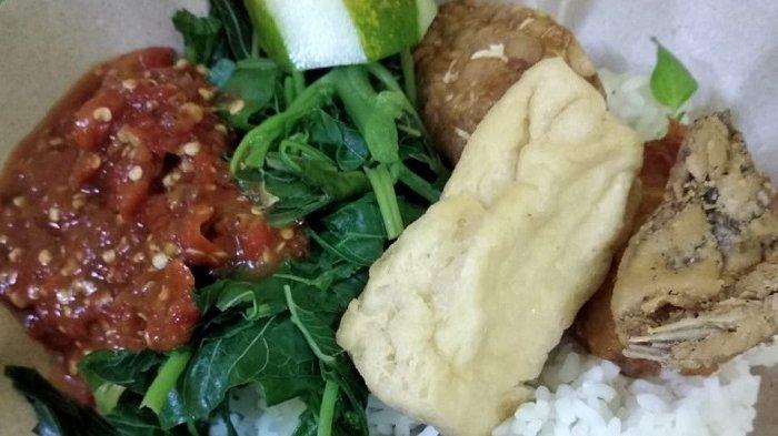 Ilustrasi nasi tempong buat makan siang enak di Bali.