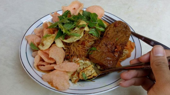 Seporsi Nasi Ulam Misjaya ini menggunakan bubuk kacang, lalu bihun, kerupuk merah, emping, dan daun kemangi. Setelah itu diguyur kuah semur berbumbu sebelum diberi aneka lauk.