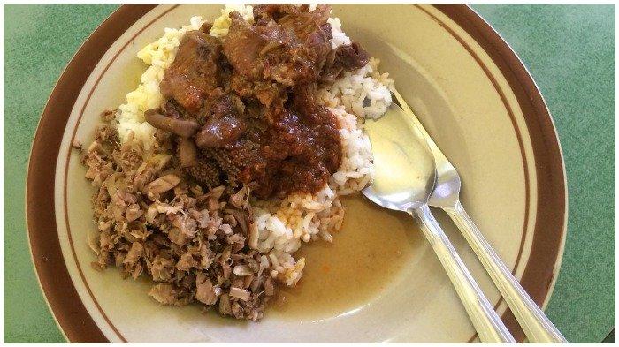Seporsi nasi uwet.