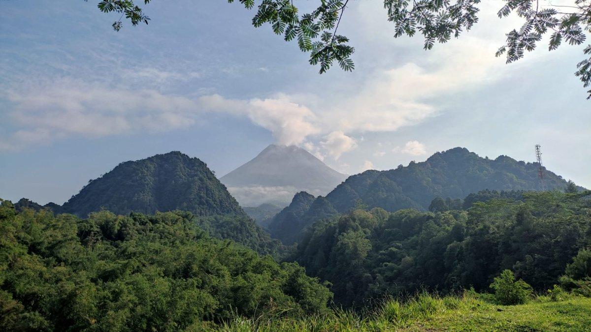 Keindahan pemandangan di Nawang Jagad, tempat wisata alam di Jogja yang suguhkan lanskap unik Gunung Merapi.