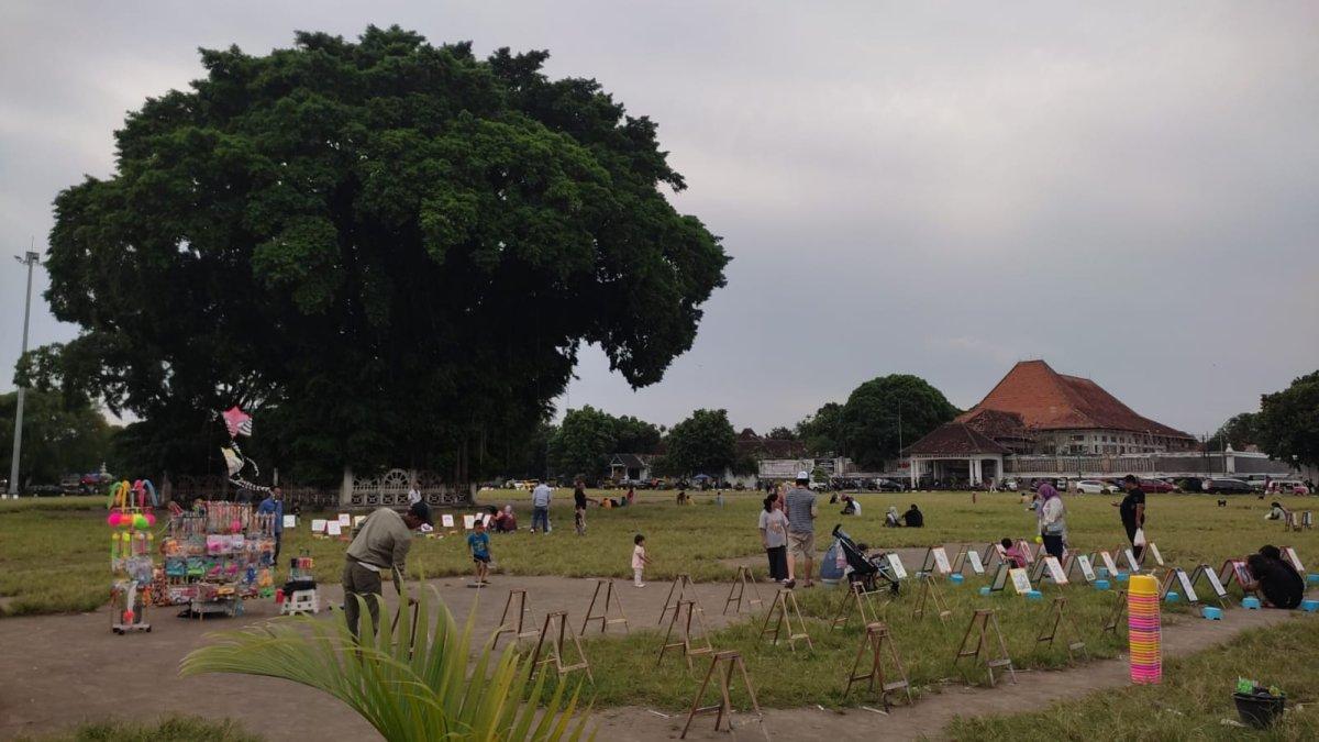 
Susana sore hari menjelang berbuka puasa di Alun-alun Jogja, tempat ngabuburit asyik di Jogja.