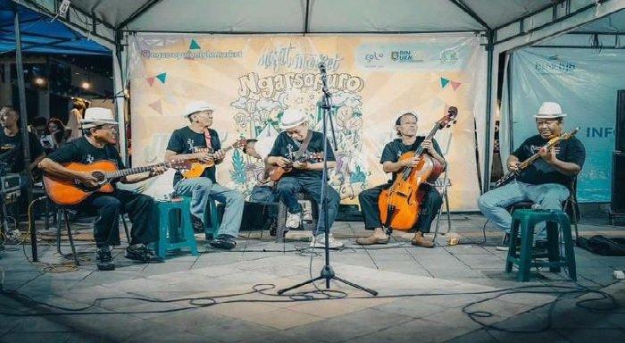 Live musik yang disuguhkan di Ngarsopuro Night Market, Kota Solo