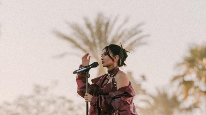 NIKI, slaah satu musisi yang akan mengisi line up Head in The Clouds Festival di Jakarta 2022.