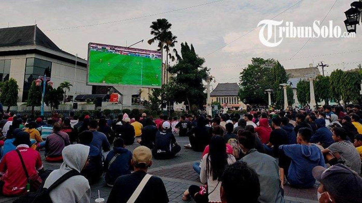 Suasana nobar pertandingan bola di depan Balai Kota Solo. 
