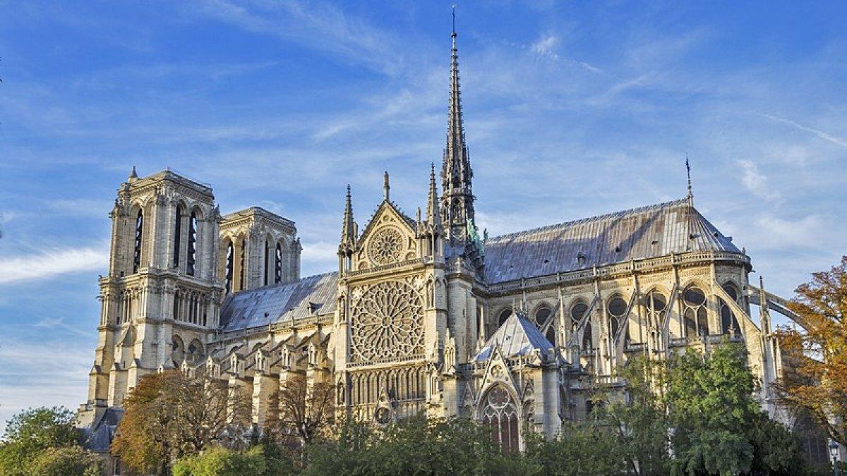 Notre Dame de Paris, satu tempat wisata di Paris Prancis yang menjadi latar film Disney.