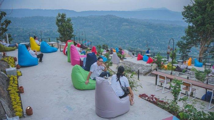 Bean bag warna-warni di Obelix Hills Sleman Jogja.