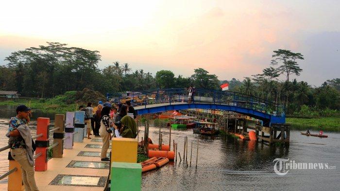 Pengunjung berwisata di objek wisata Rawa Pening yang berada di Kabupaten Semarang, Jawa Tengah, Sabtu (5/9/2020). Danau Rawa Pening sangat luas dan meliputi 4 kecamatan, yakni Kecamatan Banyubiru, Bawen, Tuntang, dan Ambarawa. Danau Rawa Pening yang memiliki luas 2.670 hektar ini berada di antara tiga gunung, yaitu Gunung Ungaran, Merbabu, dan Telomoyo.