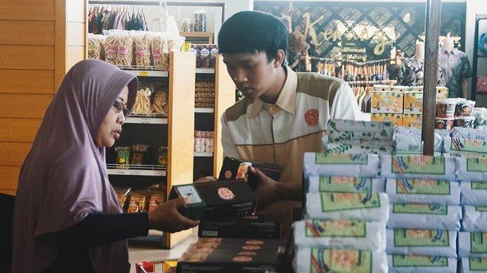 Ilsutrasi wisatawan yangs edang memilih oleh-oleh khas Malang di Pia Cap Mangkok.