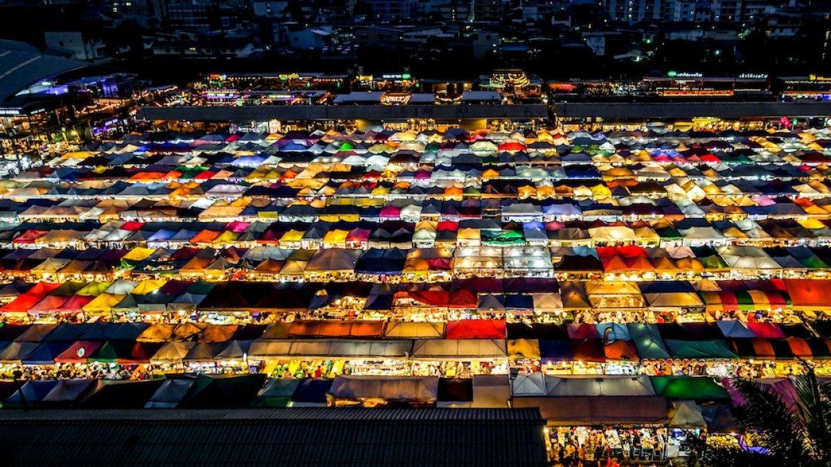 One Ratchada, satu pasar malam di Bangkok Thailand untuk belanja oleh-oleh murah dan unik.