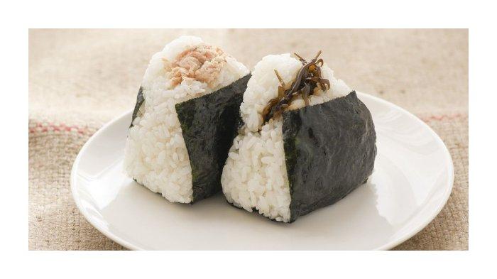 Onigiri, satu makanan khas Jepang yang bisa kamu bikin sendiri di rumah.