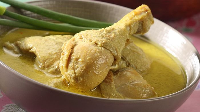 Opor ayam kuning.