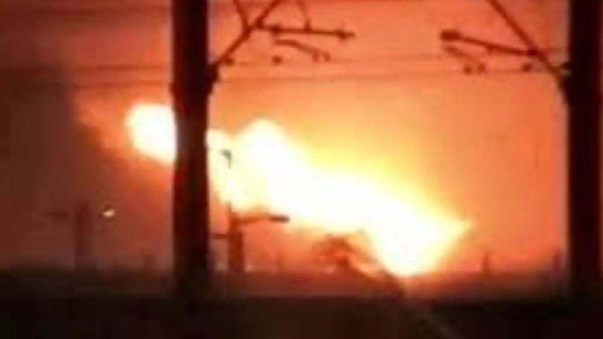 orang-orang yang ketakutan menangkap jatuhnya pesawat itu di depan kamera.