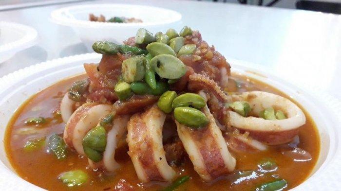Oseng Cumi Extra L ala Nasi Pedas Oseng Juragan di Sudirman Street di Jalan Sudirman, Kota Bandung, Jawa Barat.